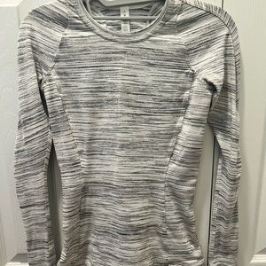 Lululemon it’s Rulu long sleeve shirt. Size 2